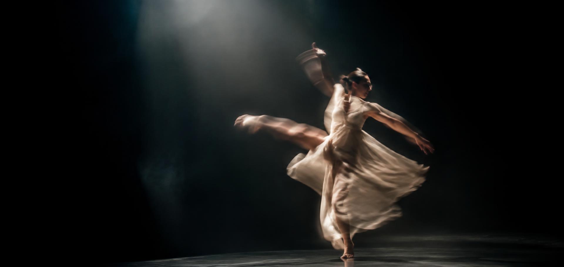 Danseuse contemporaine en mouvement sur scène